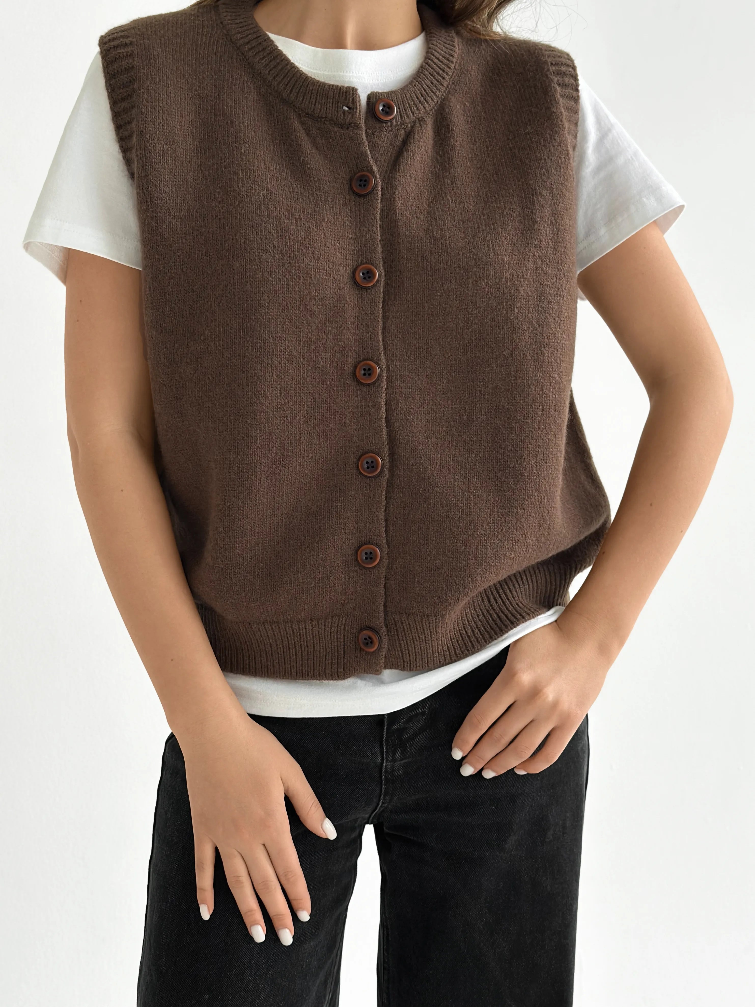 Knitted vest with buttons brown