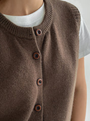 Knitted vest with buttons brown