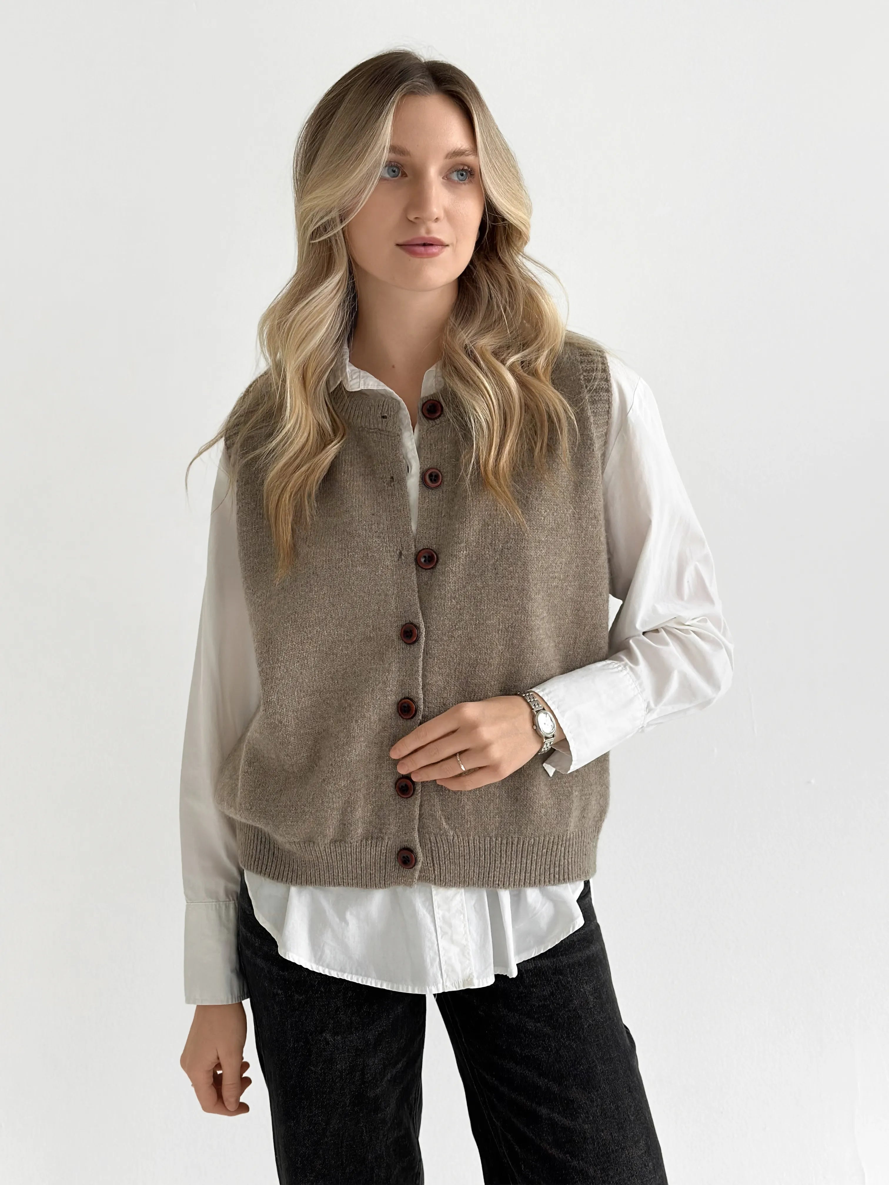 Knitted vest with buttons beige