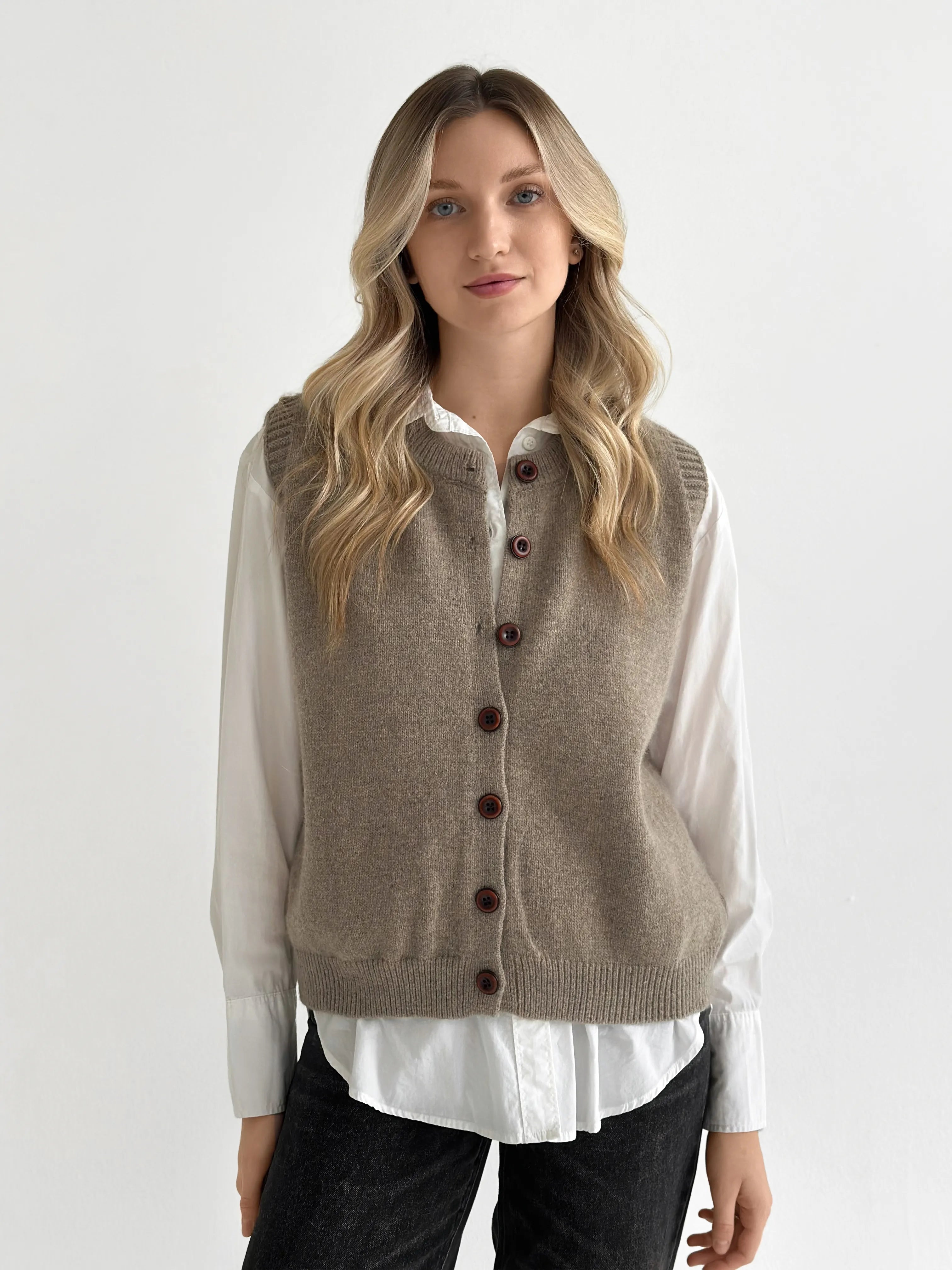 Knitted vest with buttons beige