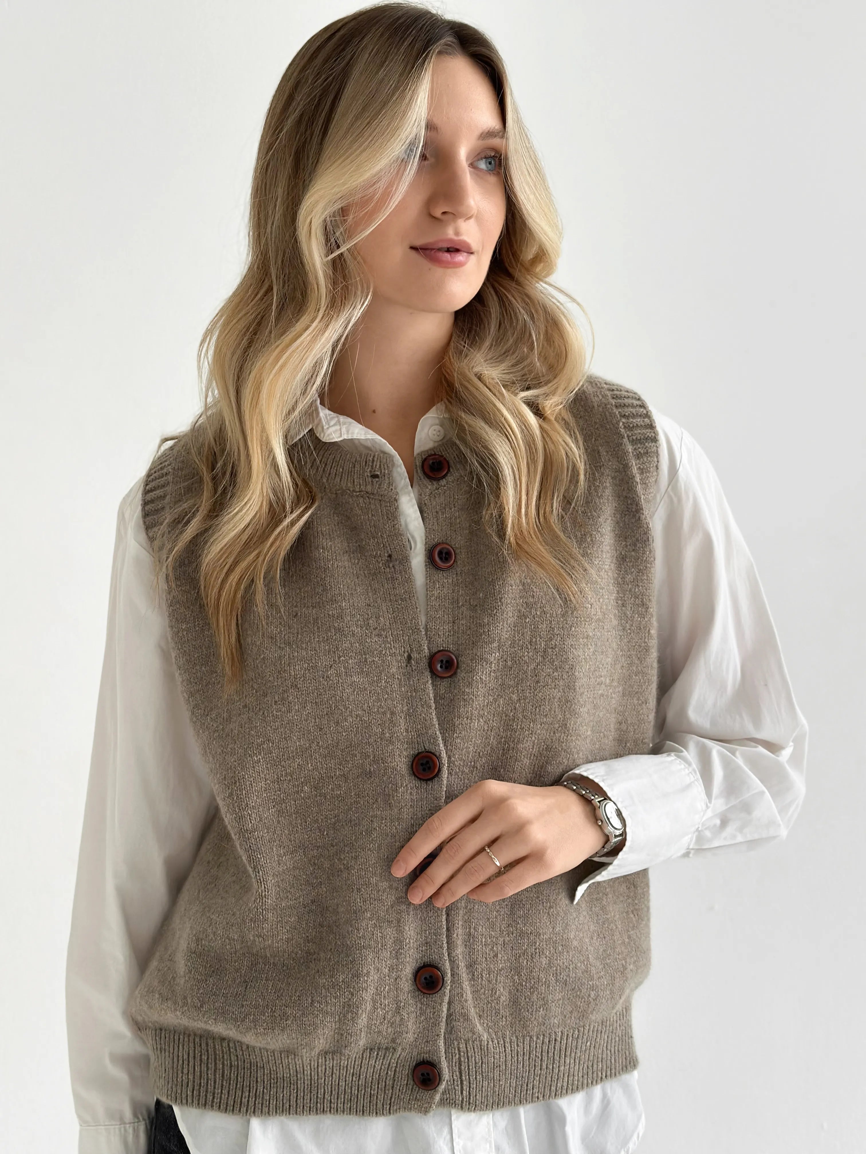 Knitted vest with buttons beige
