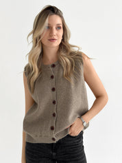 Knitted vest with buttons beige