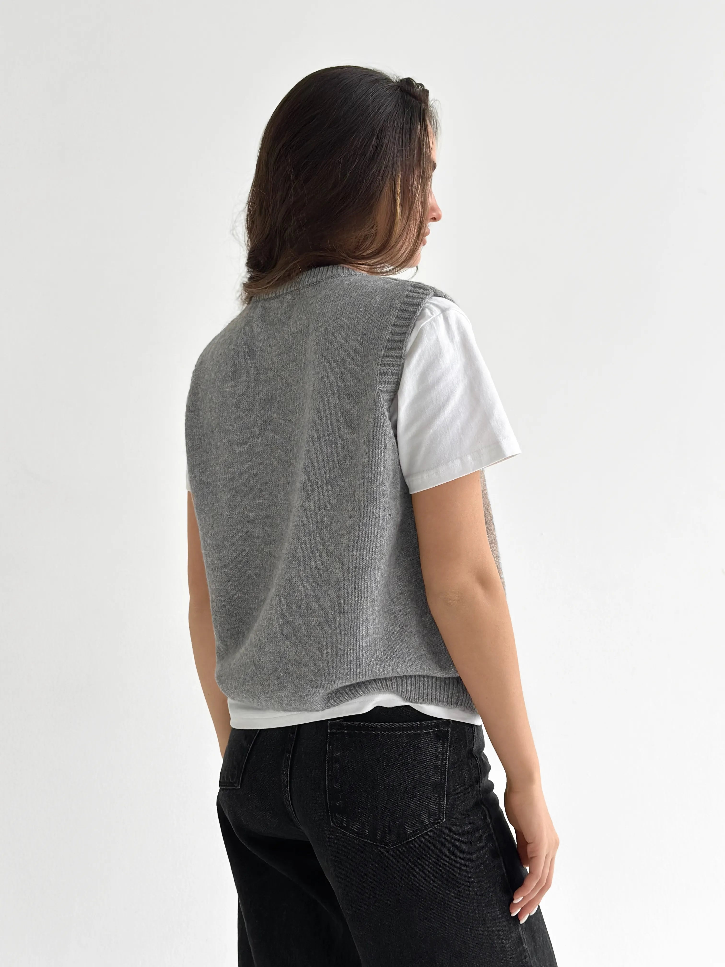 Knitted vest with buttons gray