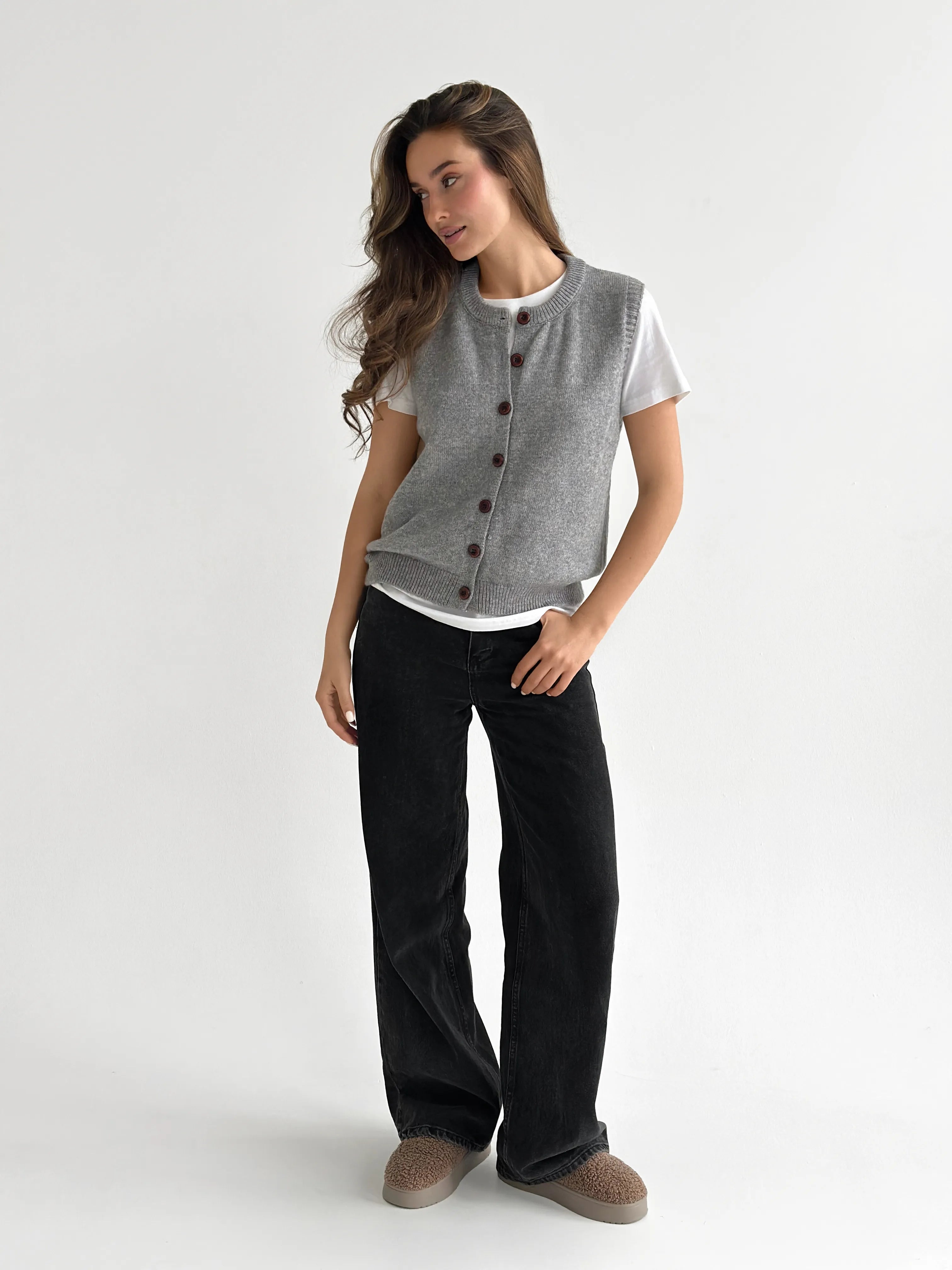 Knitted vest with buttons gray