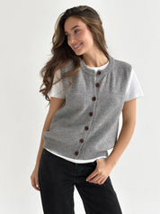 Knitted vest with buttons gray