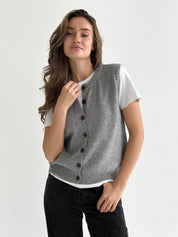 Knitted vest with buttons gray