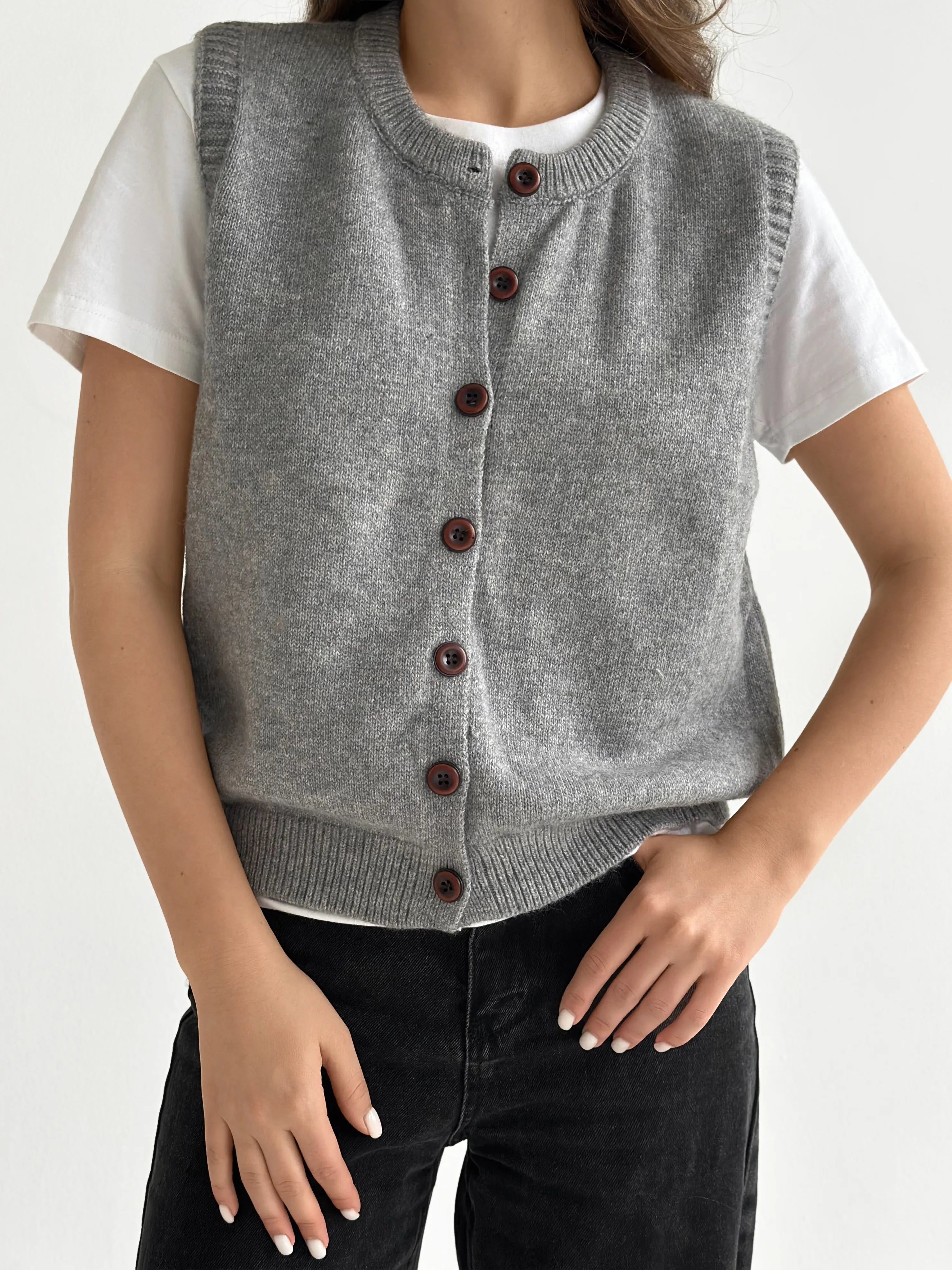 Knitted vest with buttons gray