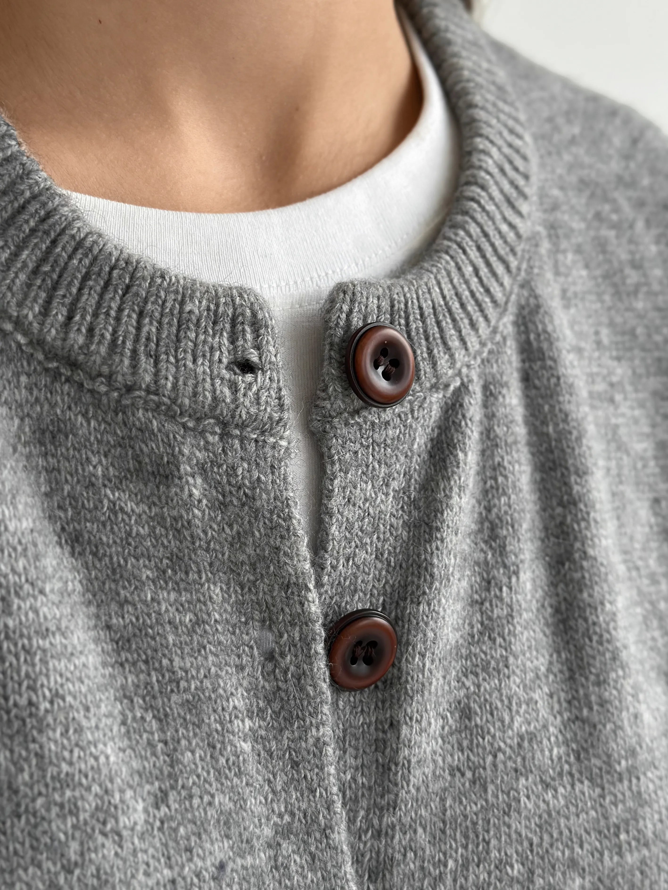 Knitted vest with buttons gray
