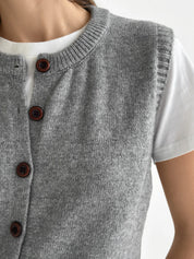 Knitted vest with buttons gray