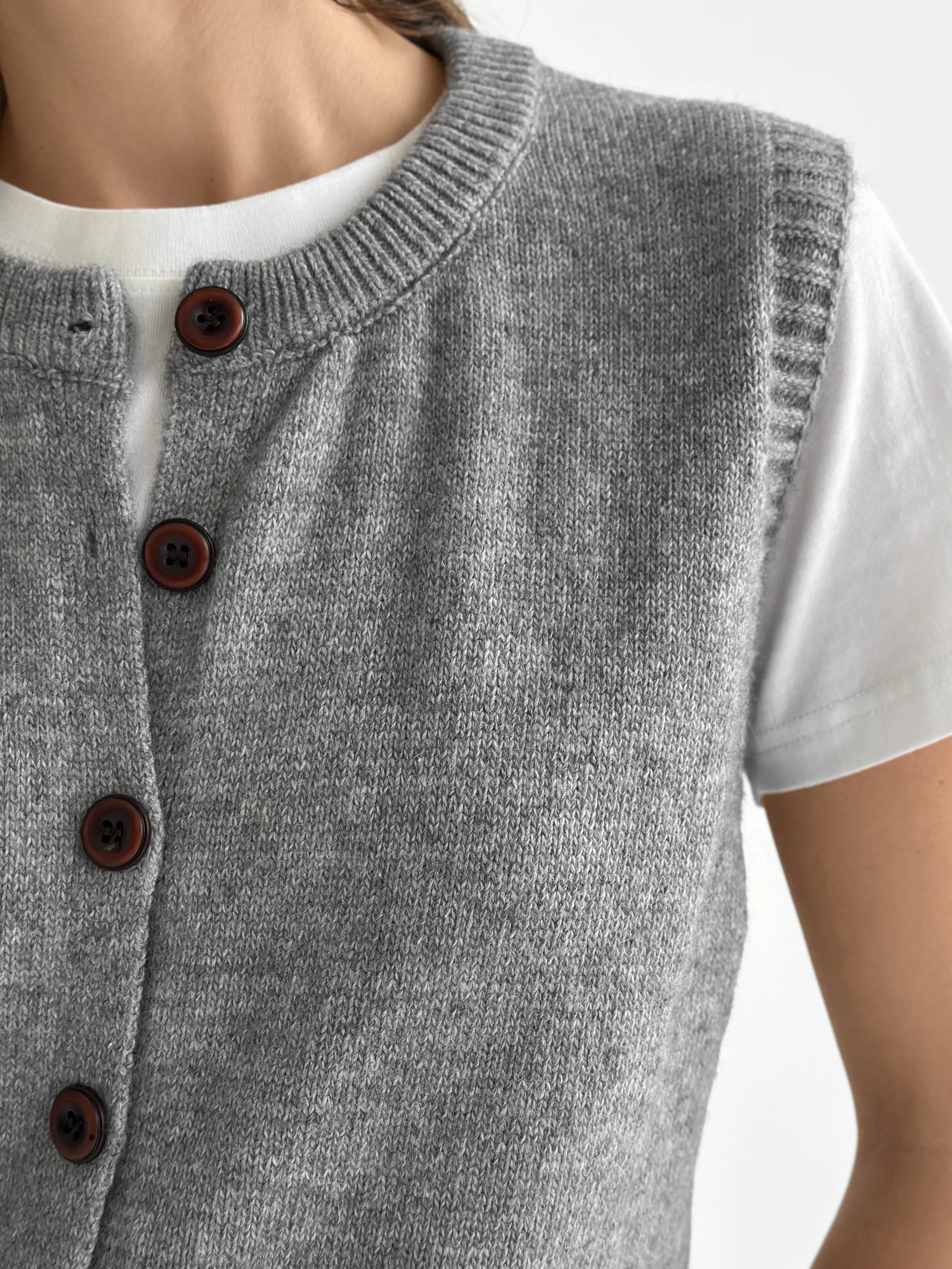 Knitted vest with buttons gray