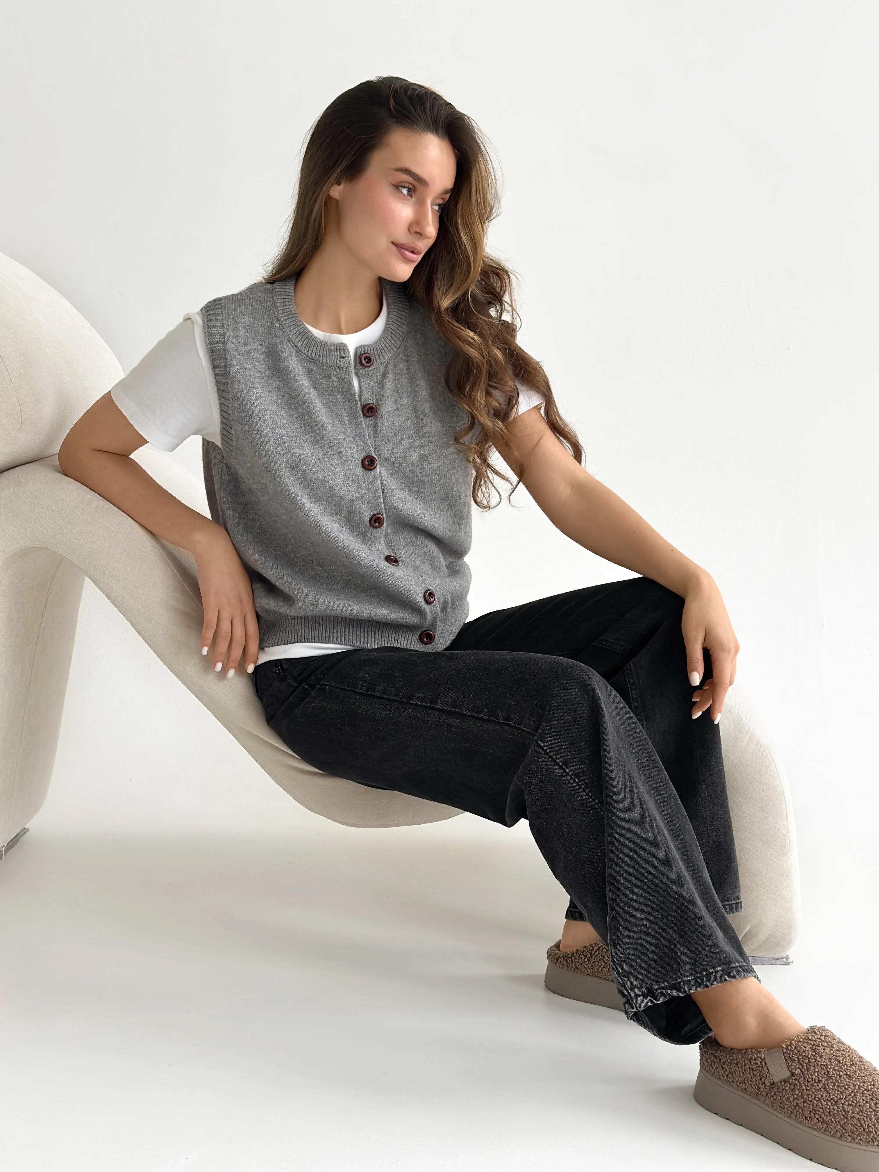 Knitted vest with buttons gray