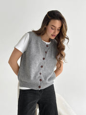 Knitted vest with buttons gray