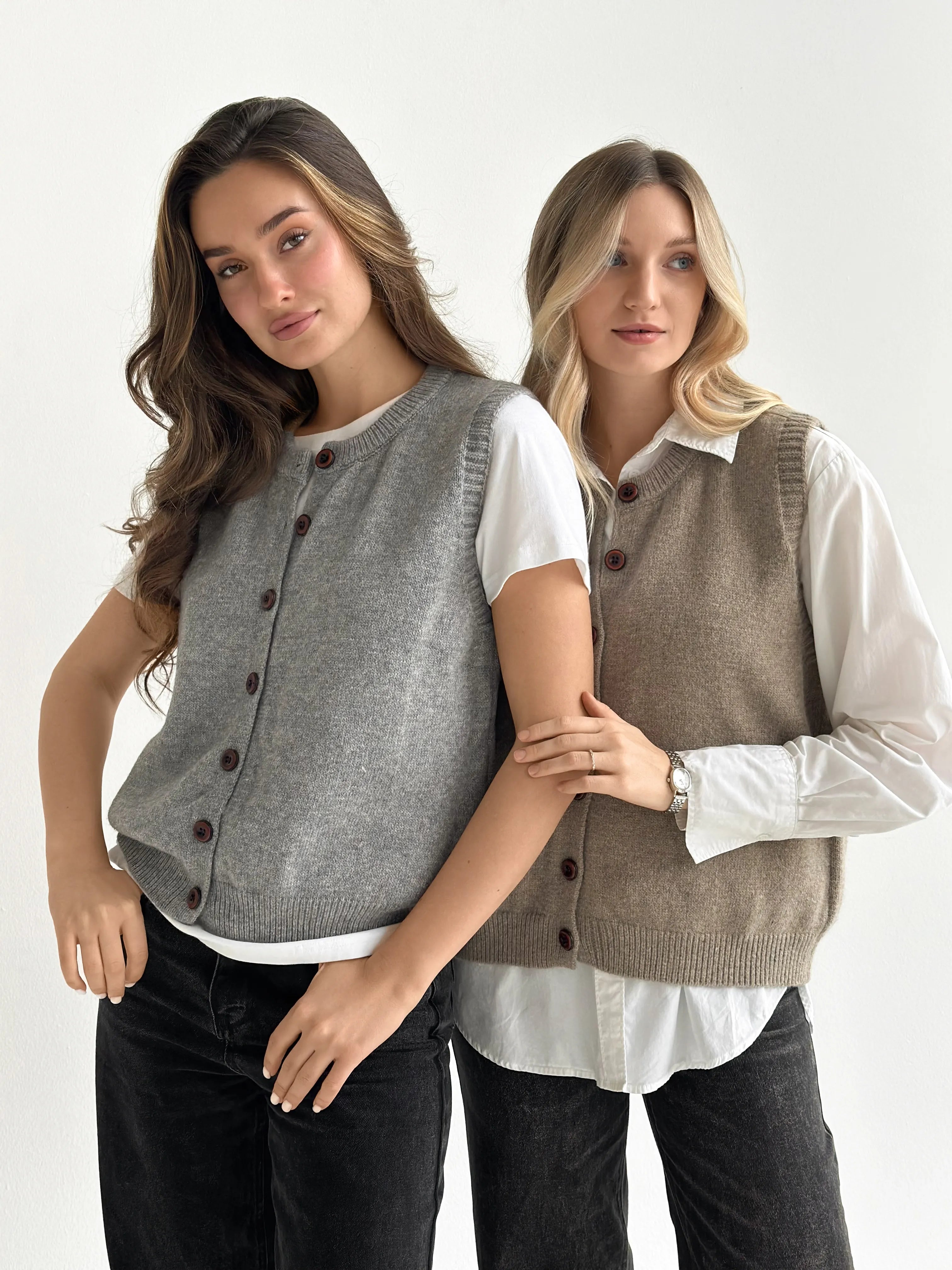 Knitted vest with buttons gray