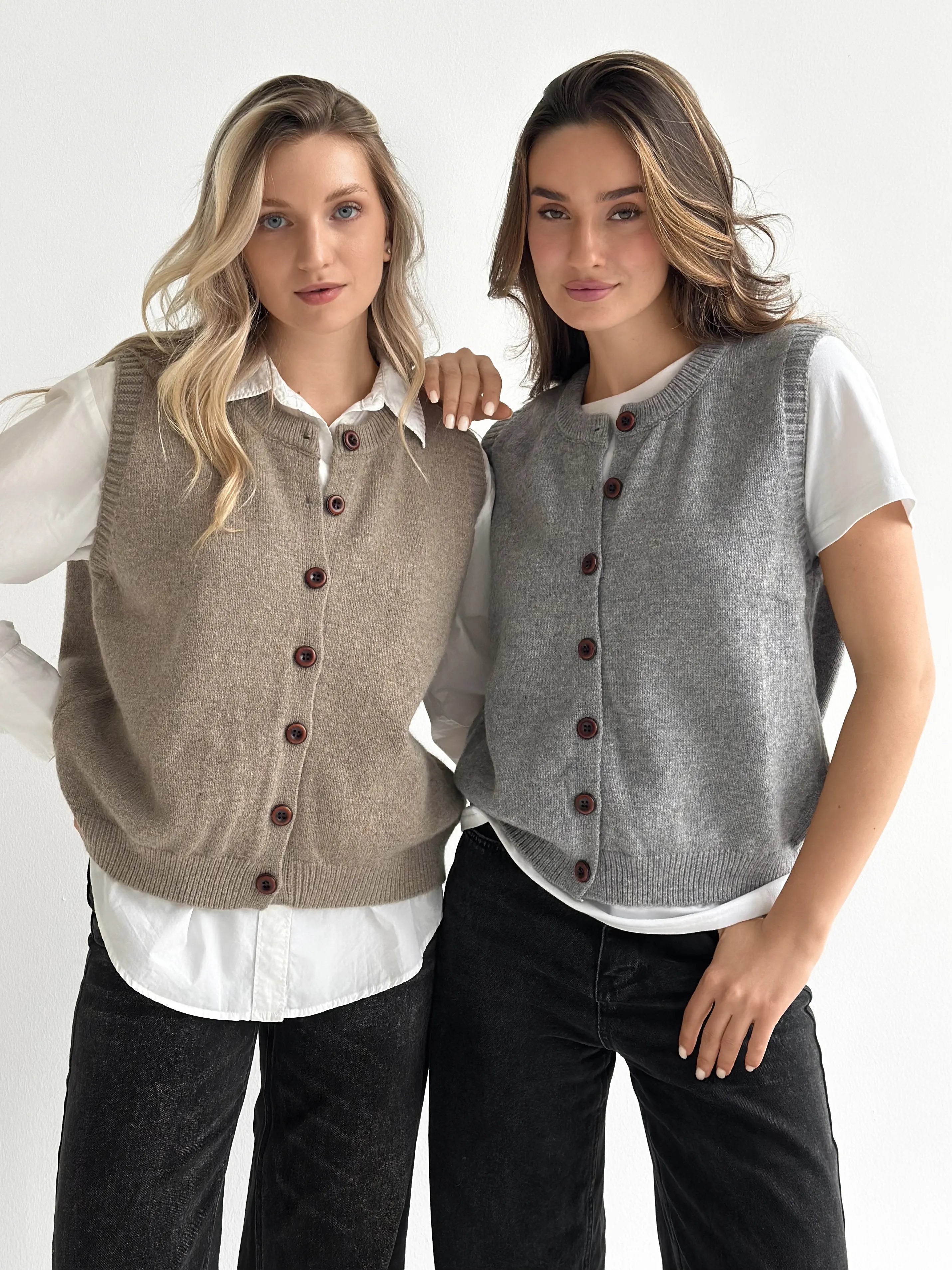 Knitted vest with buttons gray