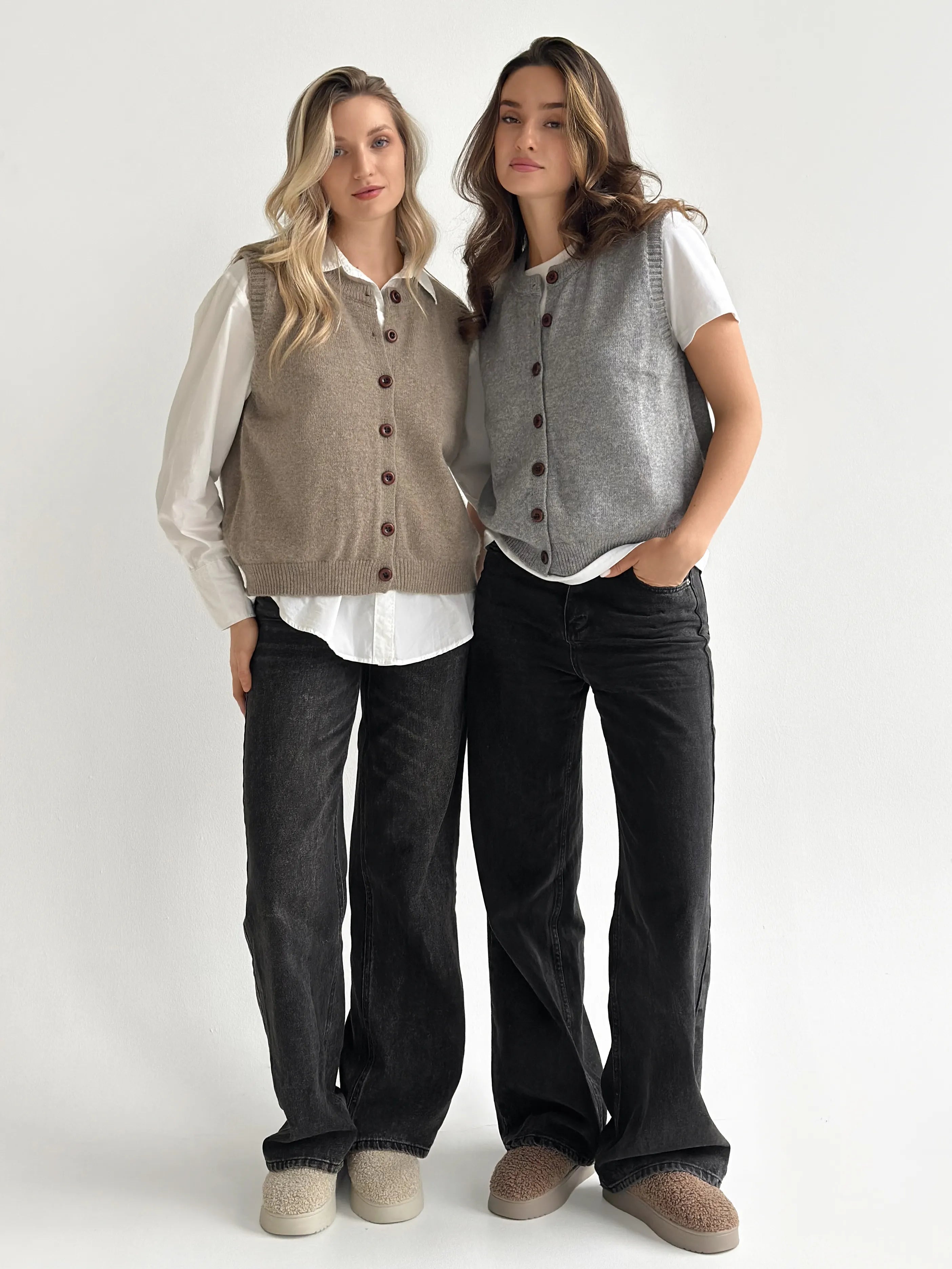 Knitted vest with buttons gray