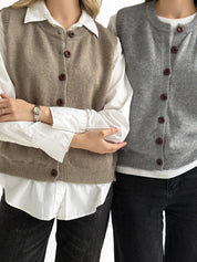 Knitted vest with buttons gray