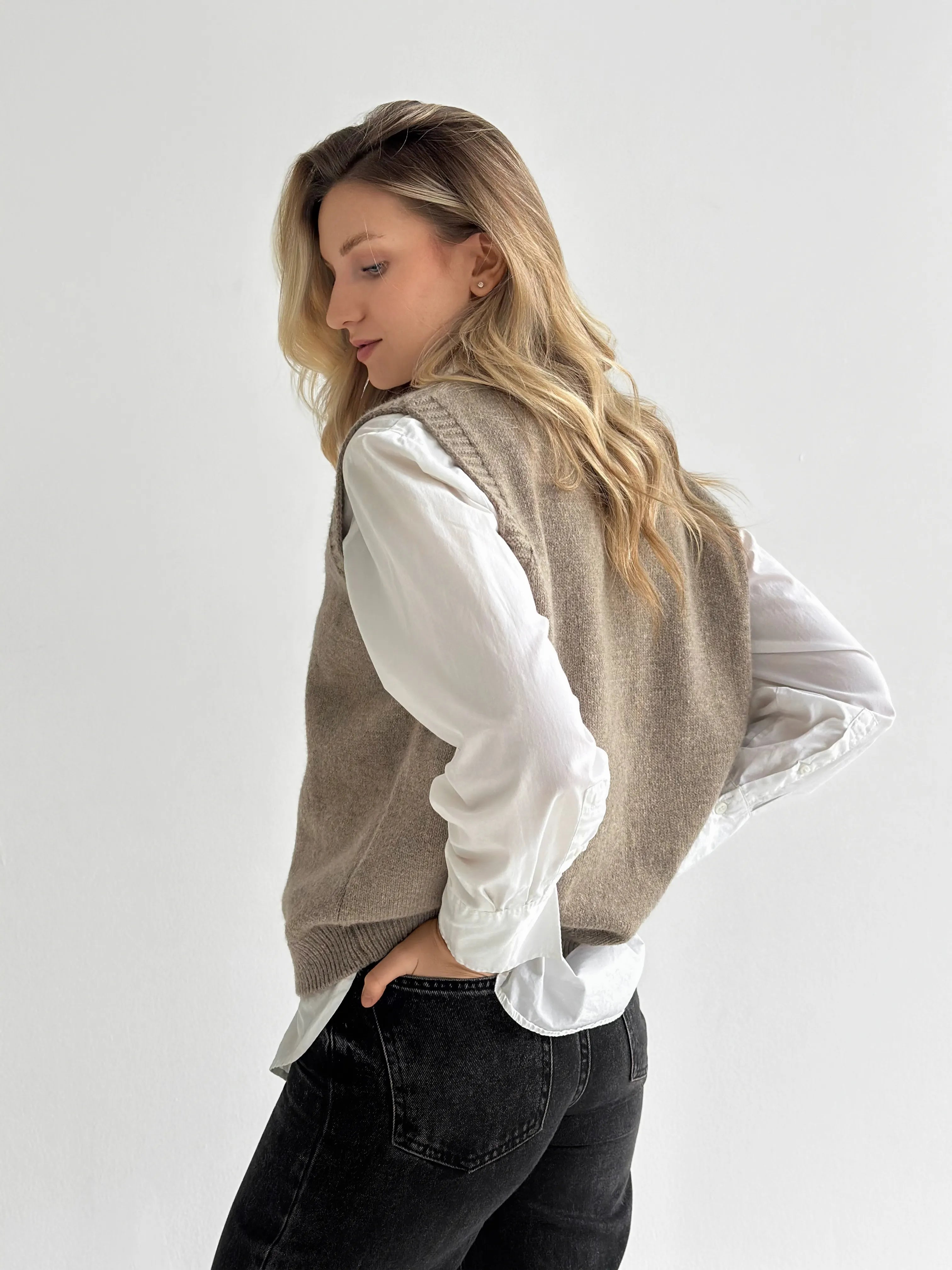 Knitted vest with buttons beige