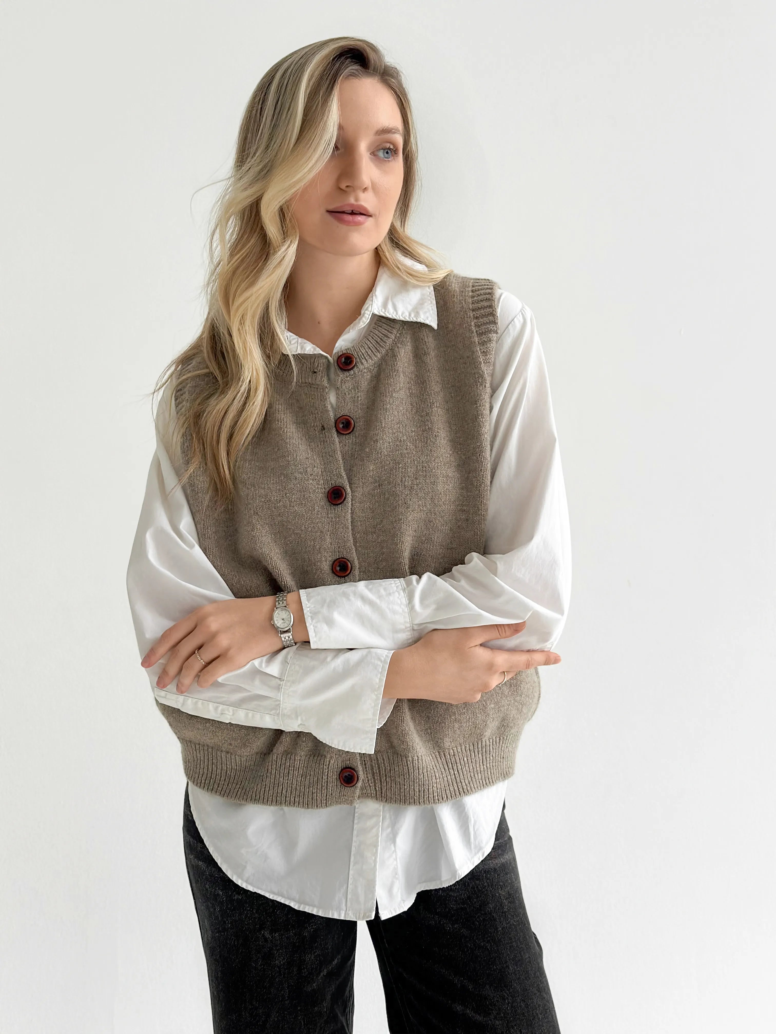 Knitted vest with buttons beige