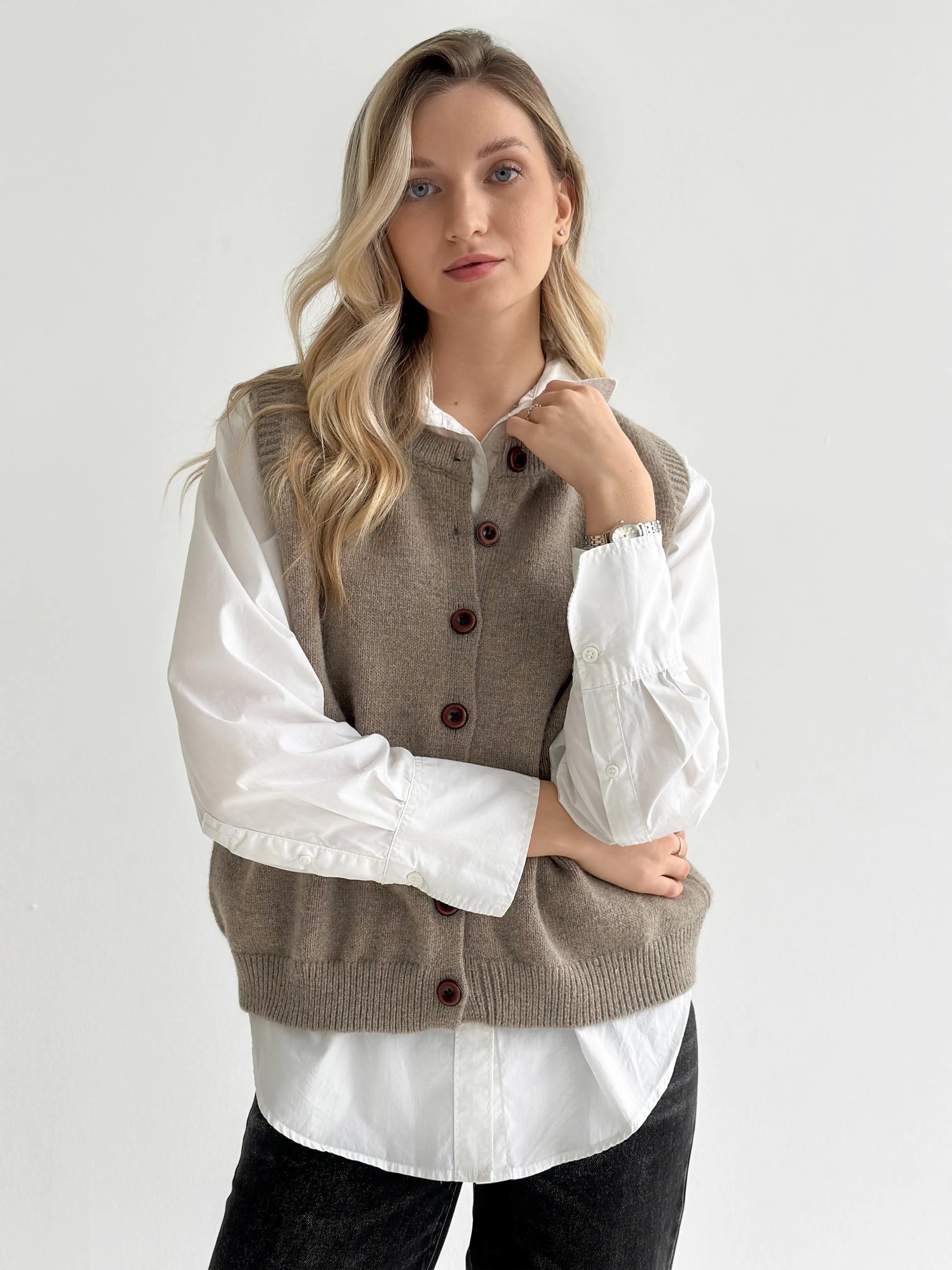 Knitted vest with buttons beige