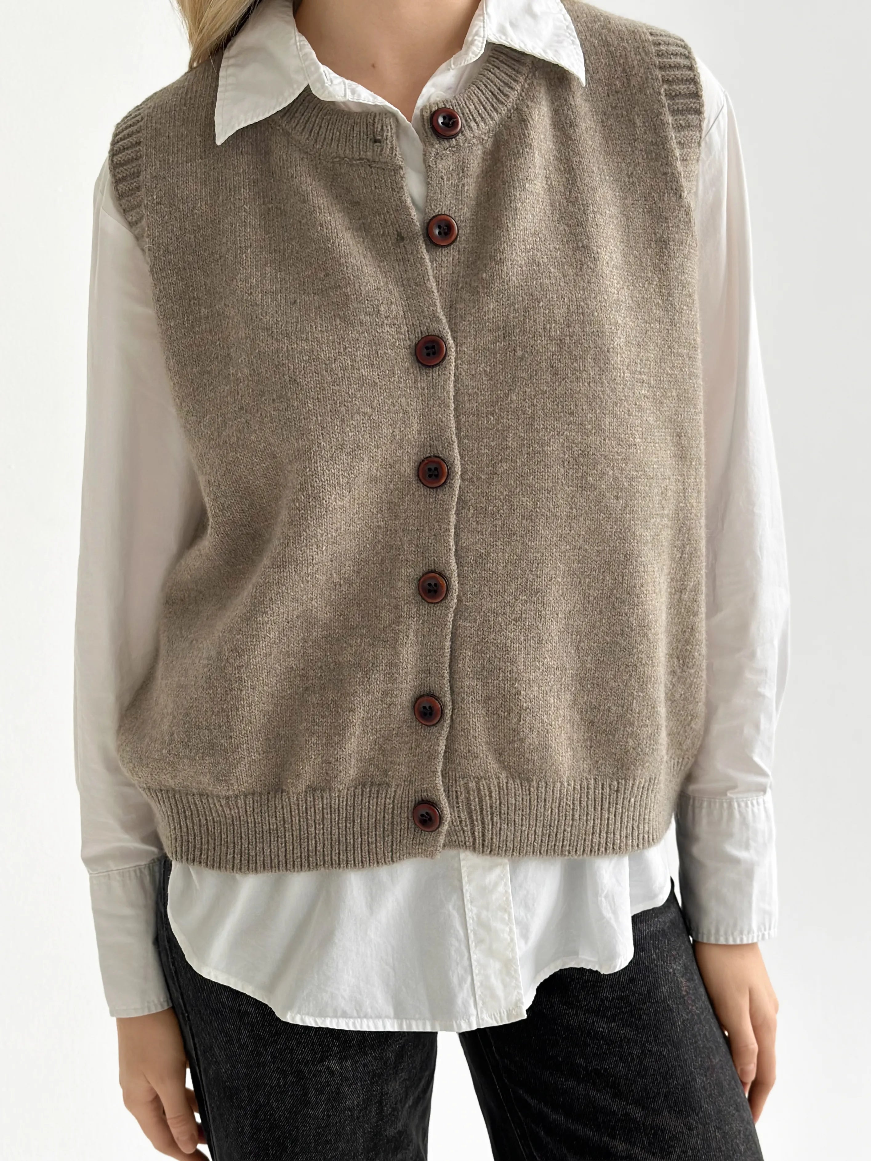 Knitted vest with buttons beige