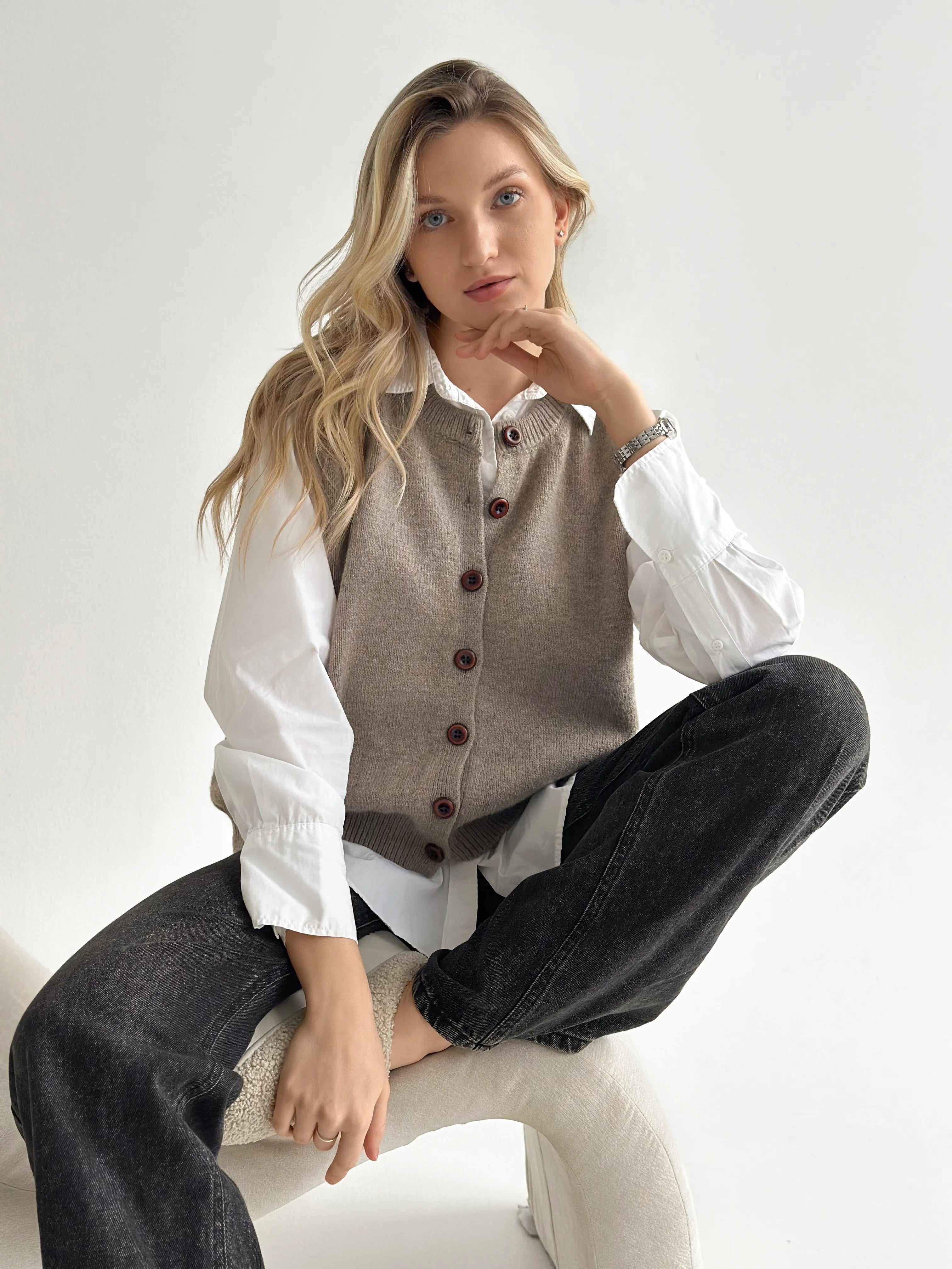Knitted vest with buttons beige