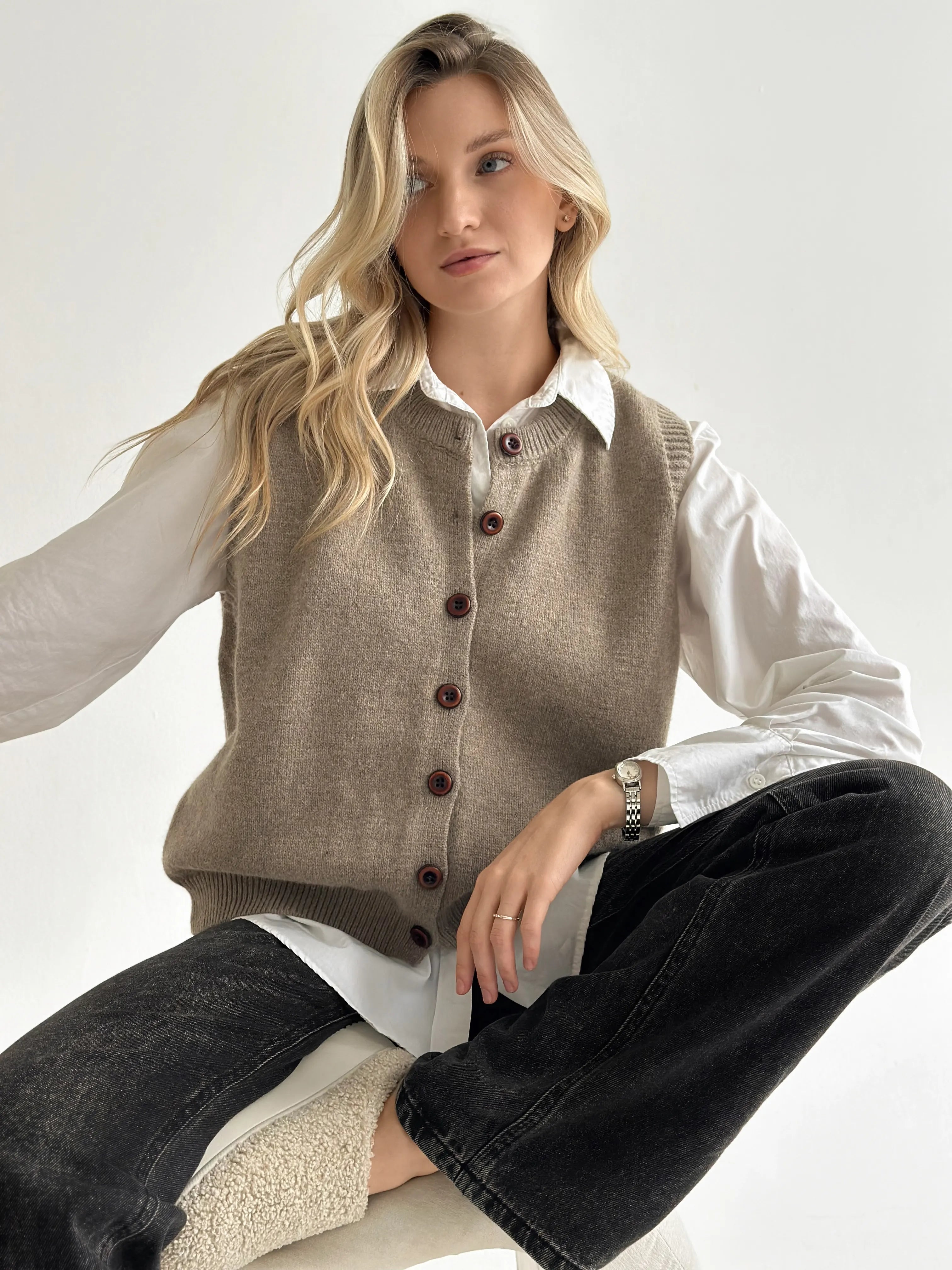 Knitted vest with buttons beige