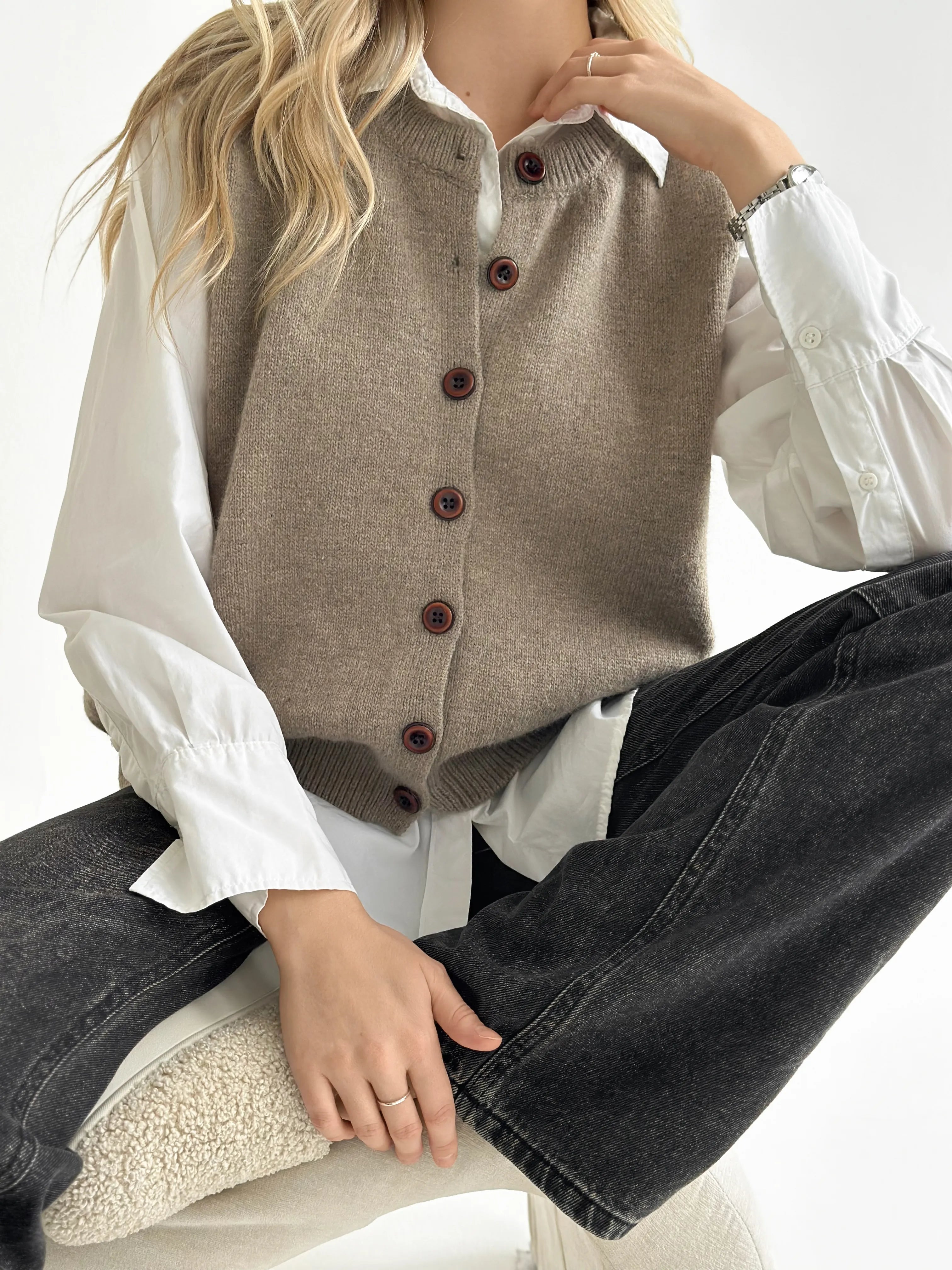 Knitted vest with buttons beige