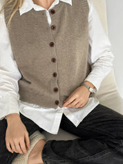 Knitted vest with buttons beige