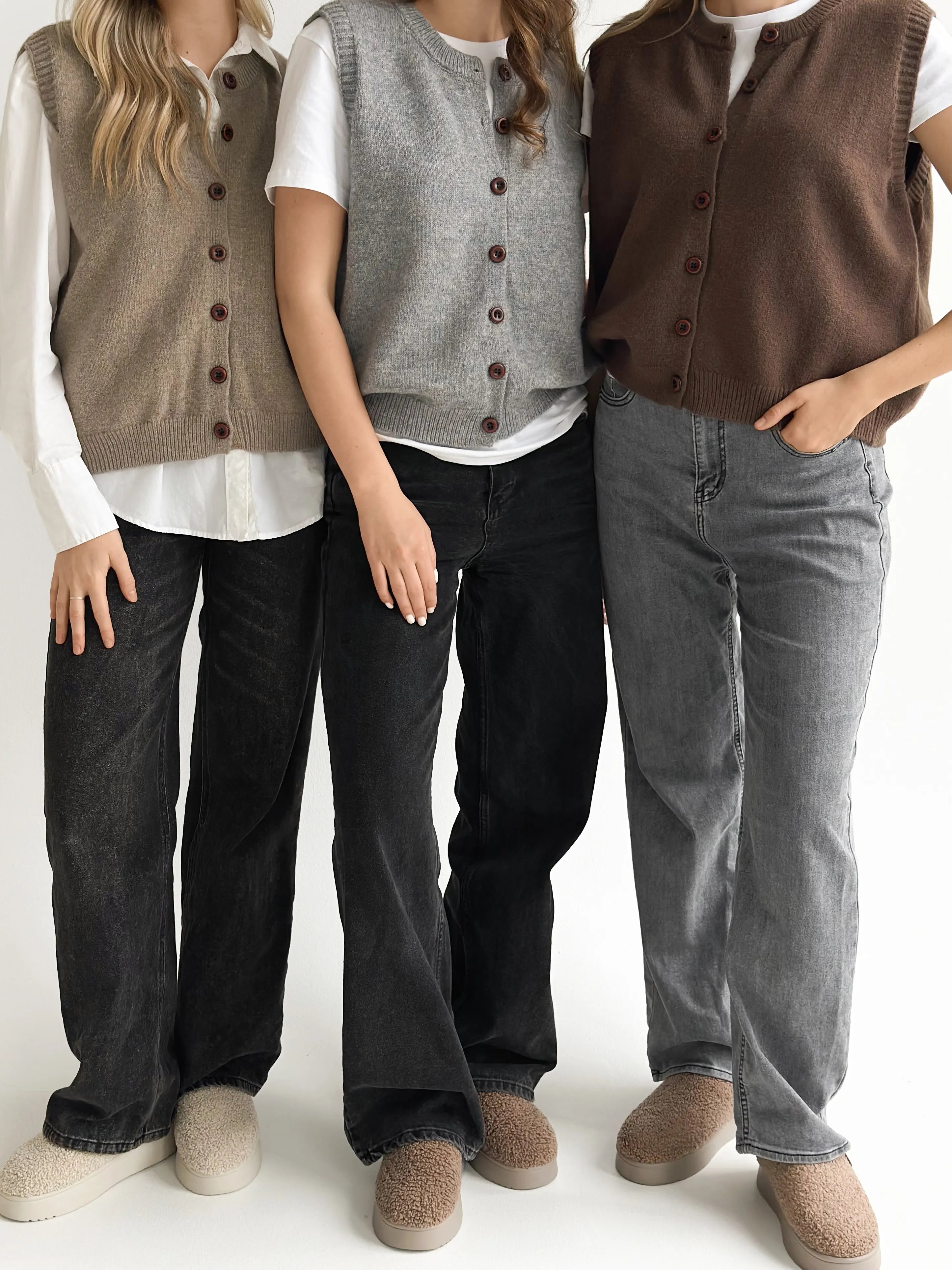 Knitted vest with buttons gray