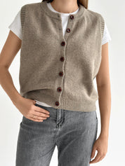 Knitted vest with buttons beige