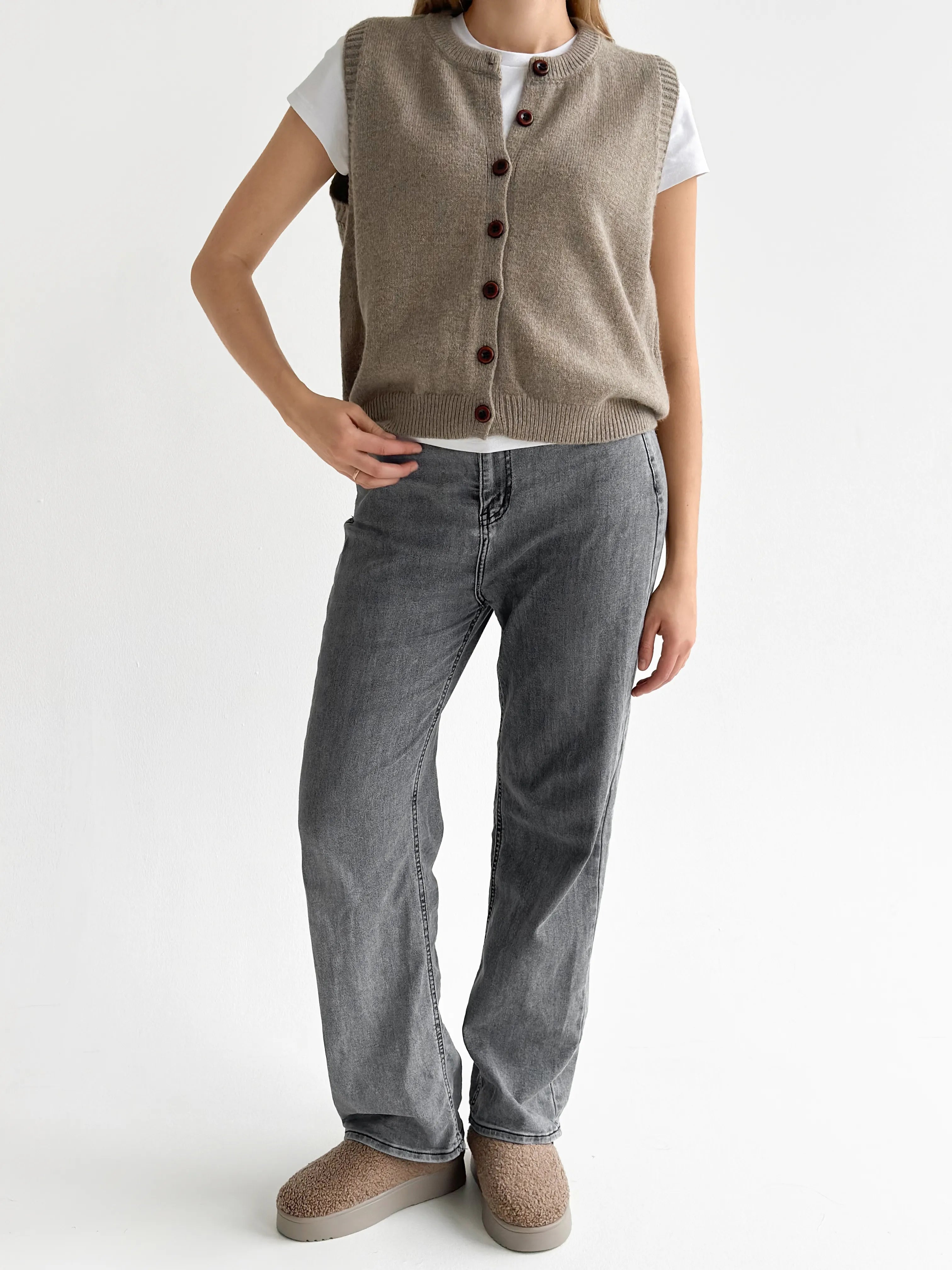 Knitted vest with buttons beige