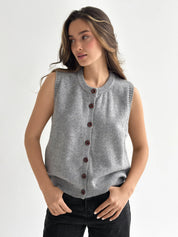 Knitted vest with buttons gray