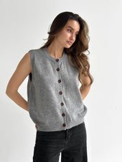 Knitted vest with buttons gray