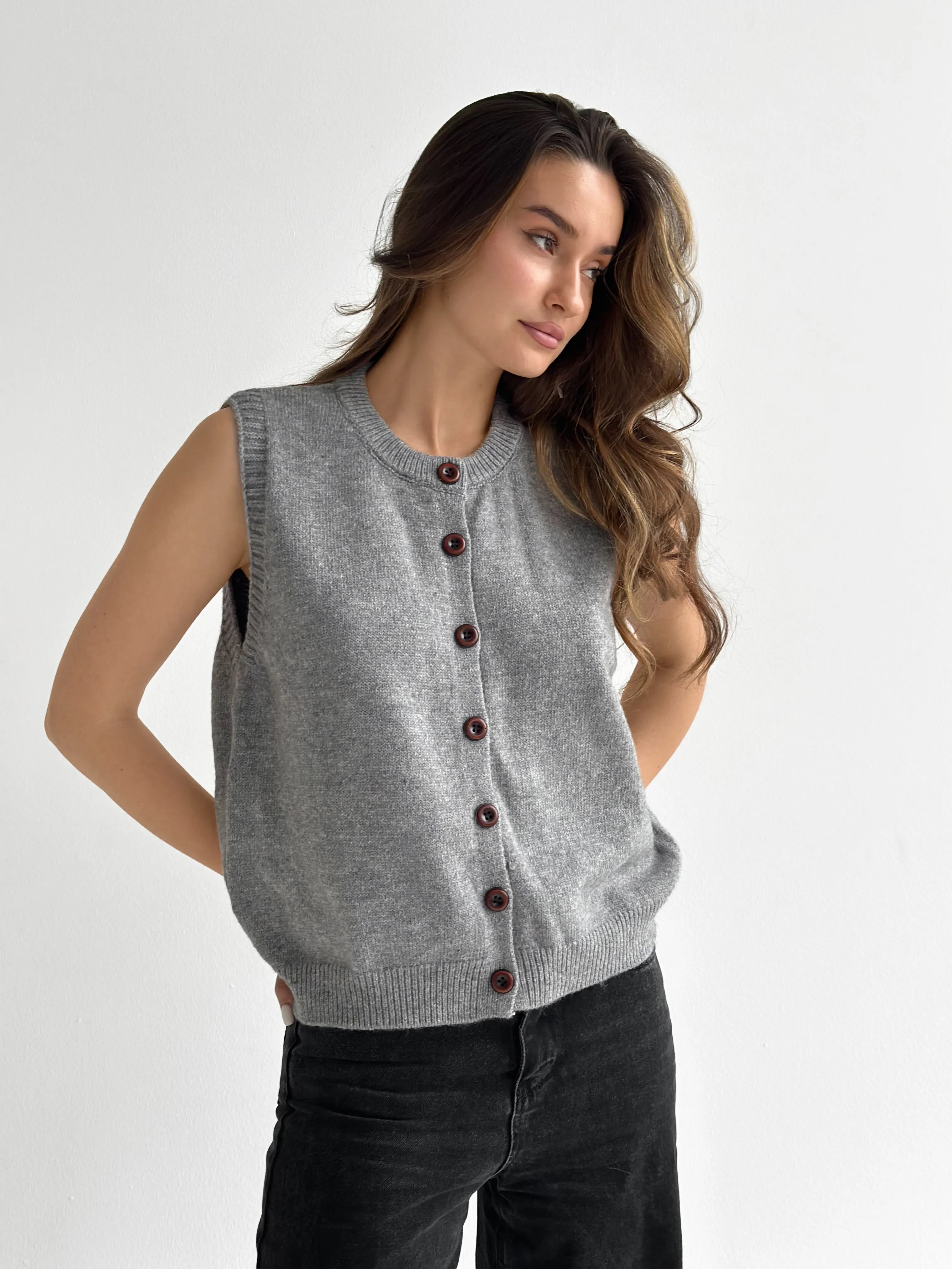 Knitted vest with buttons gray
