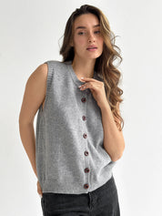 Knitted vest with buttons gray