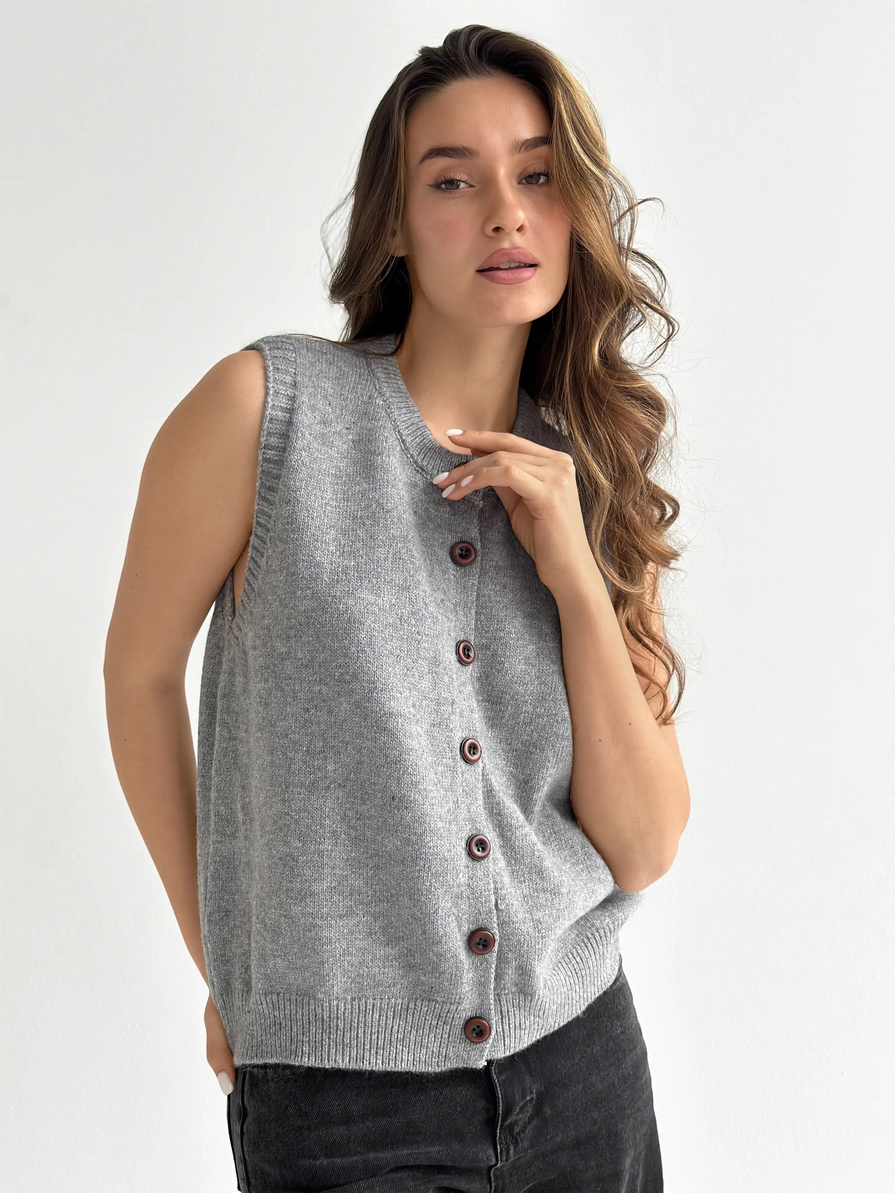 Knitted vest with buttons gray