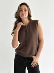 Knitted vest with buttons brown