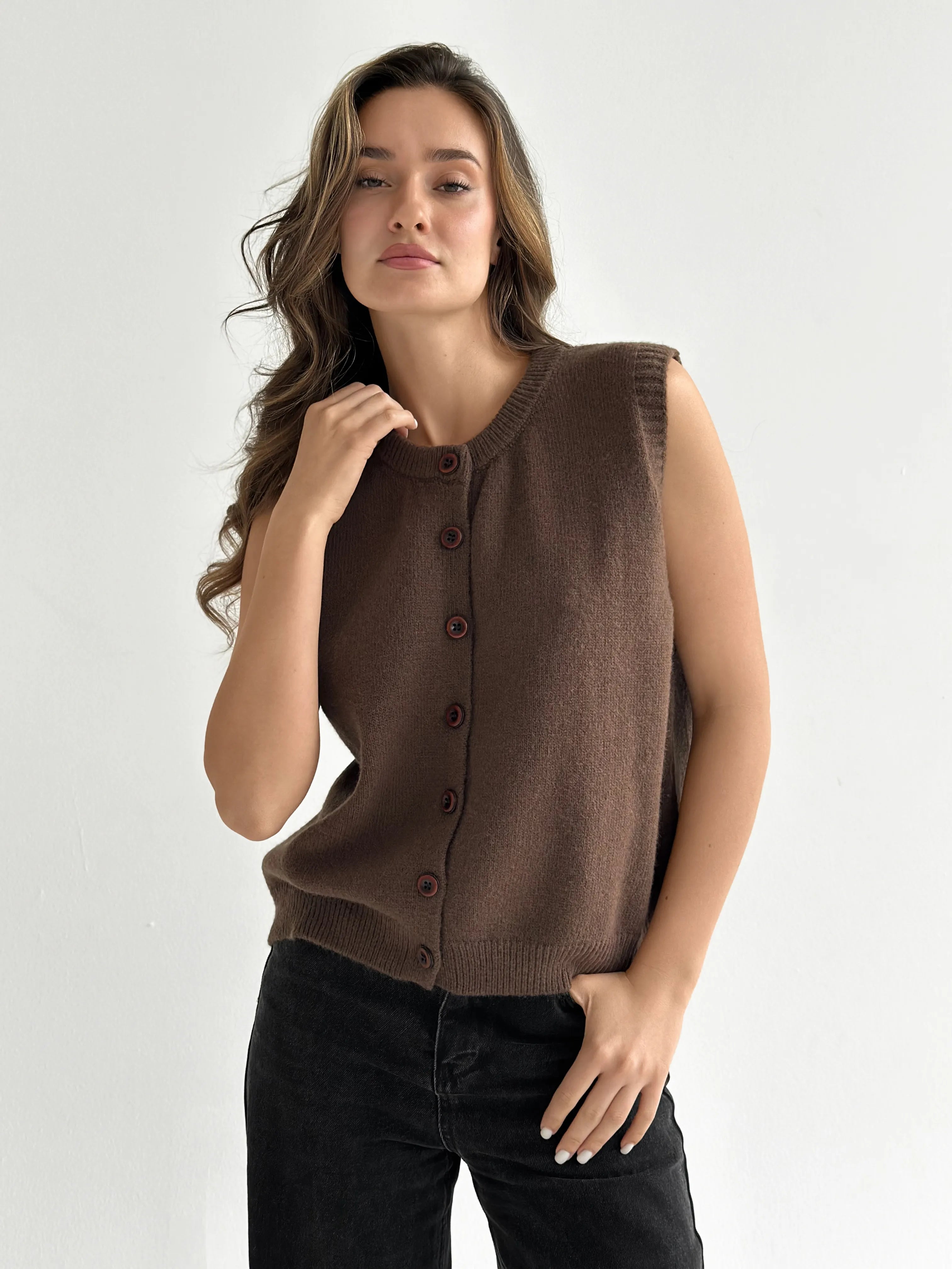 Knitted vest with buttons brown