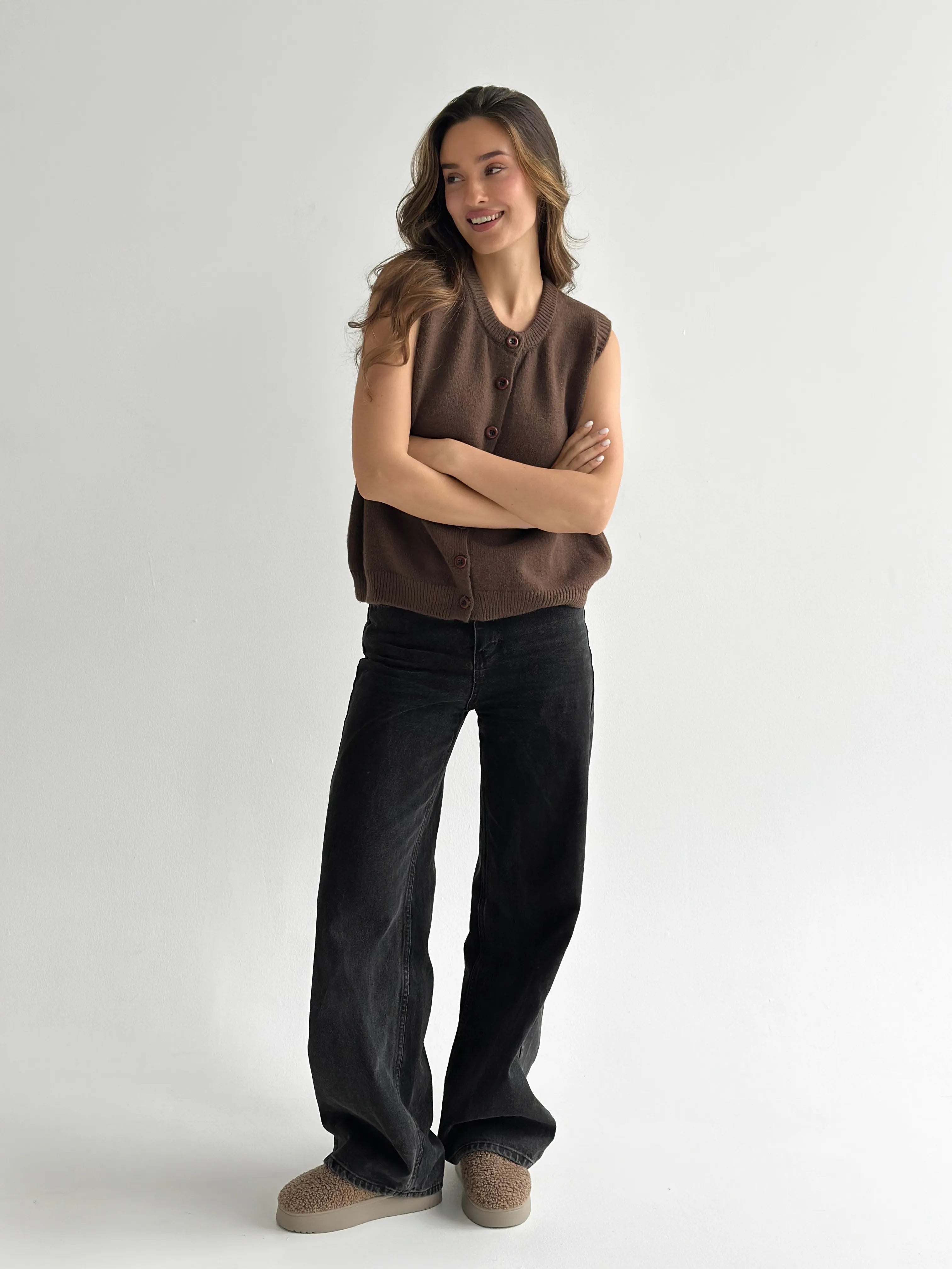Knitted vest with buttons brown