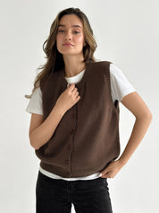 Knitted vest with buttons brown