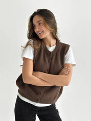 Knitted vest with buttons brown