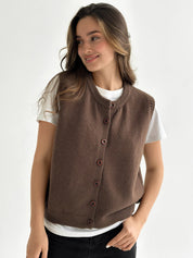 Knitted vest with buttons brown