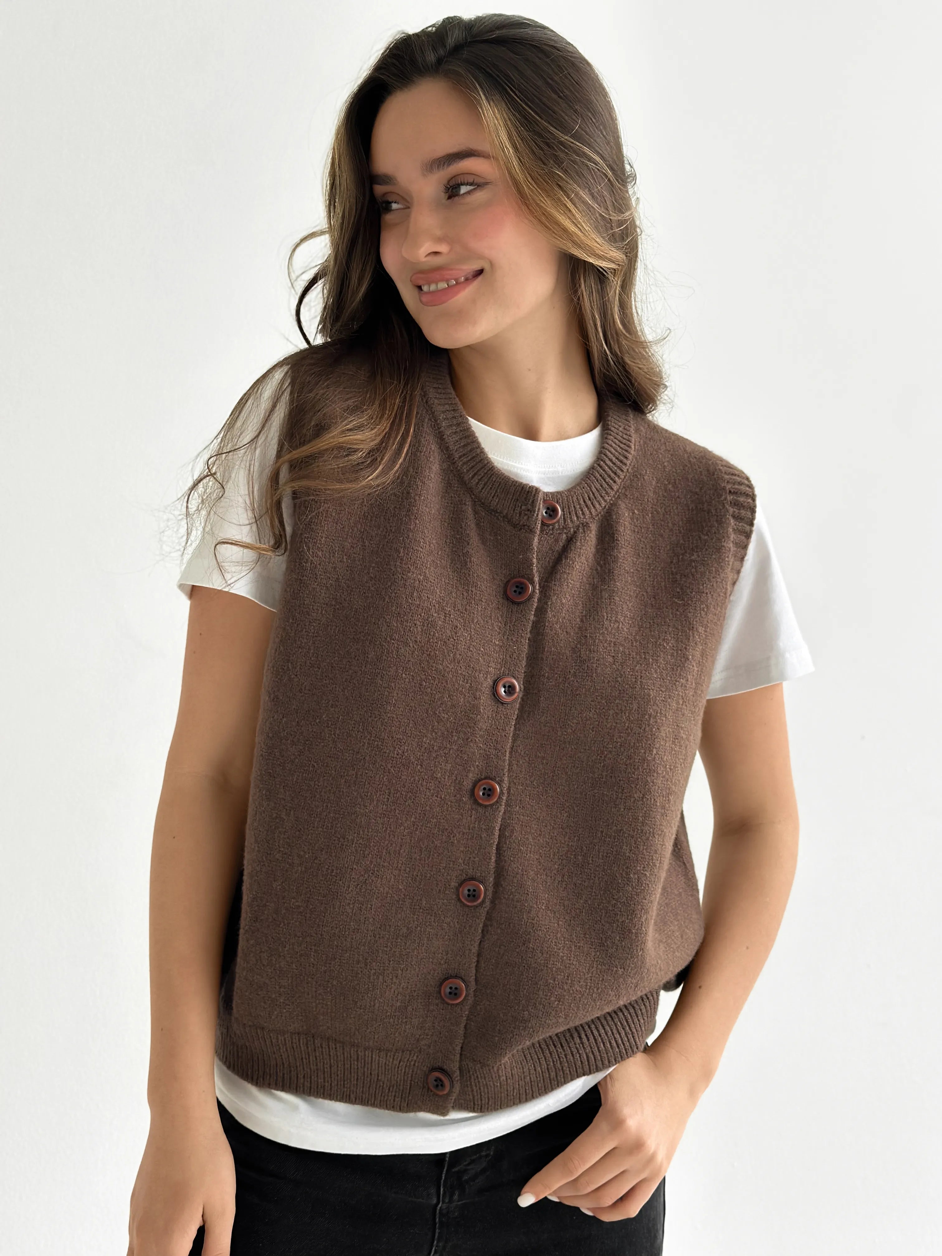 Knitted vest with buttons brown