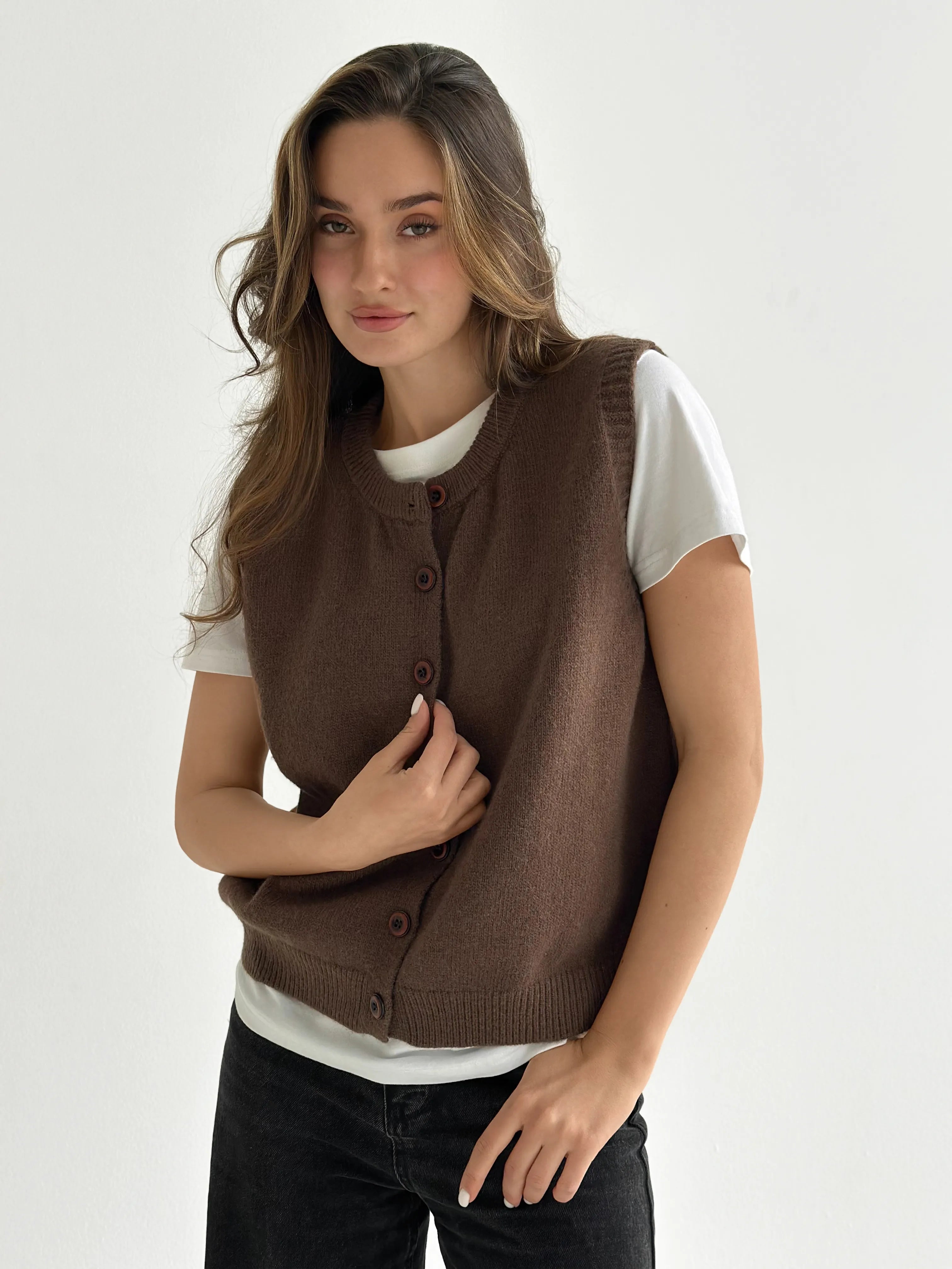 Knitted vest with buttons brown