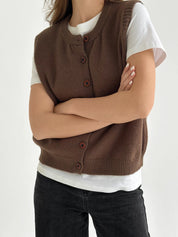 Knitted vest with buttons brown