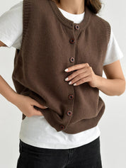 Knitted vest with buttons brown