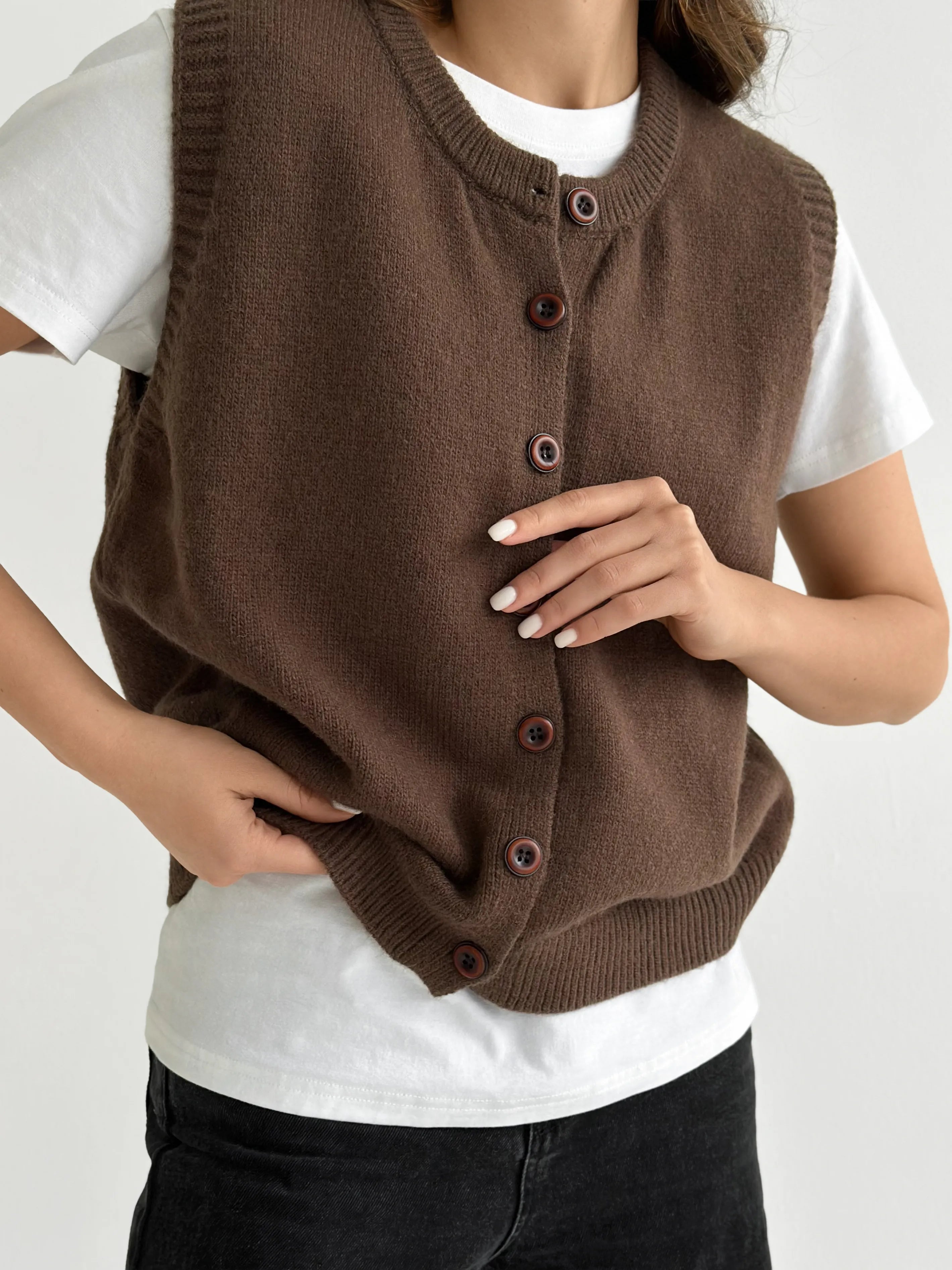 Knitted vest with buttons brown