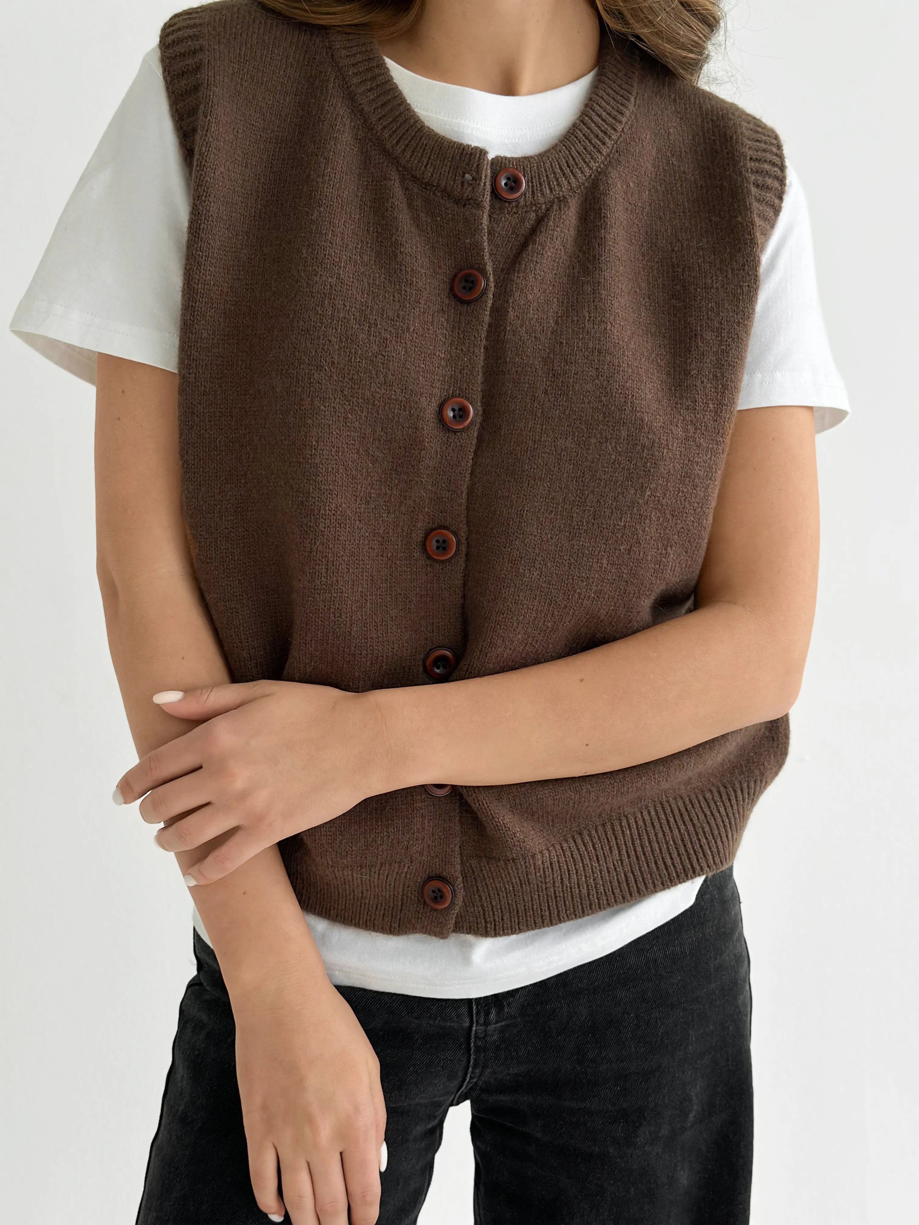 Knitted vest with buttons brown