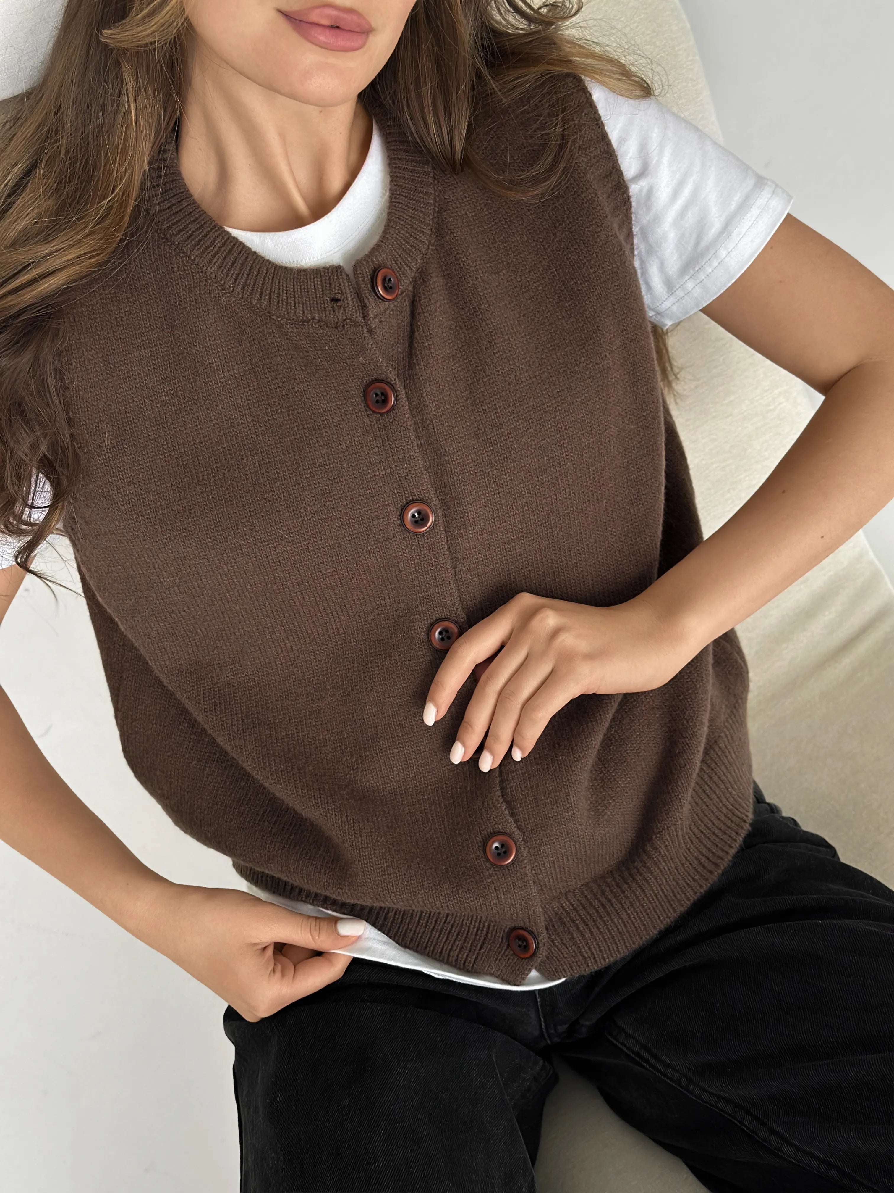 Knitted vest with buttons brown