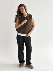 Knitted vest with buttons brown